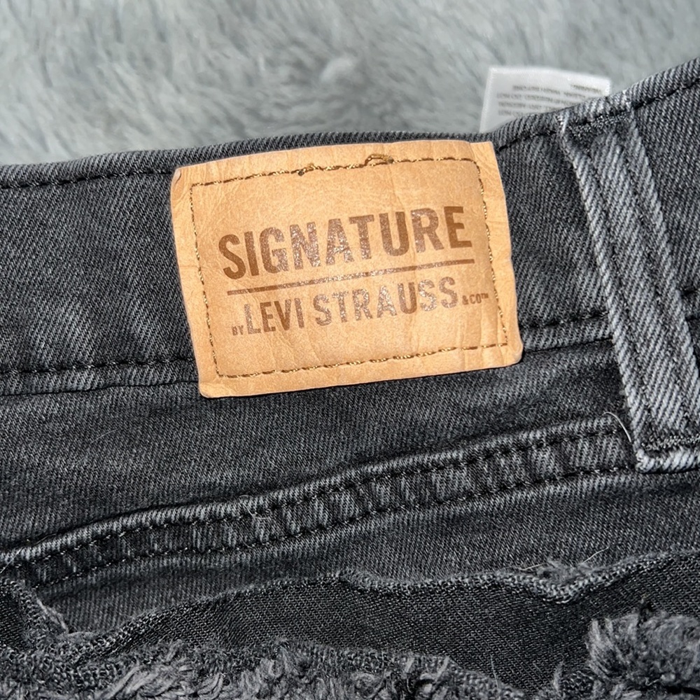 Levi High Rise Shorts - Picture 5 of 5